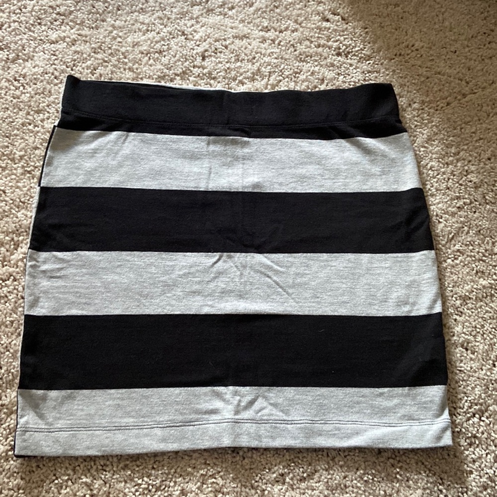 GAP skirt. Never been worn, tags still on. Willing to make trades also!